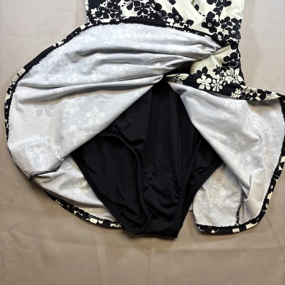 Lands' End Swim Dress Women‎ Medium 10-12 Black White Floral Swim Suit One Piece